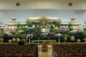 故人様らしさを大切にした「花祭壇」で演出