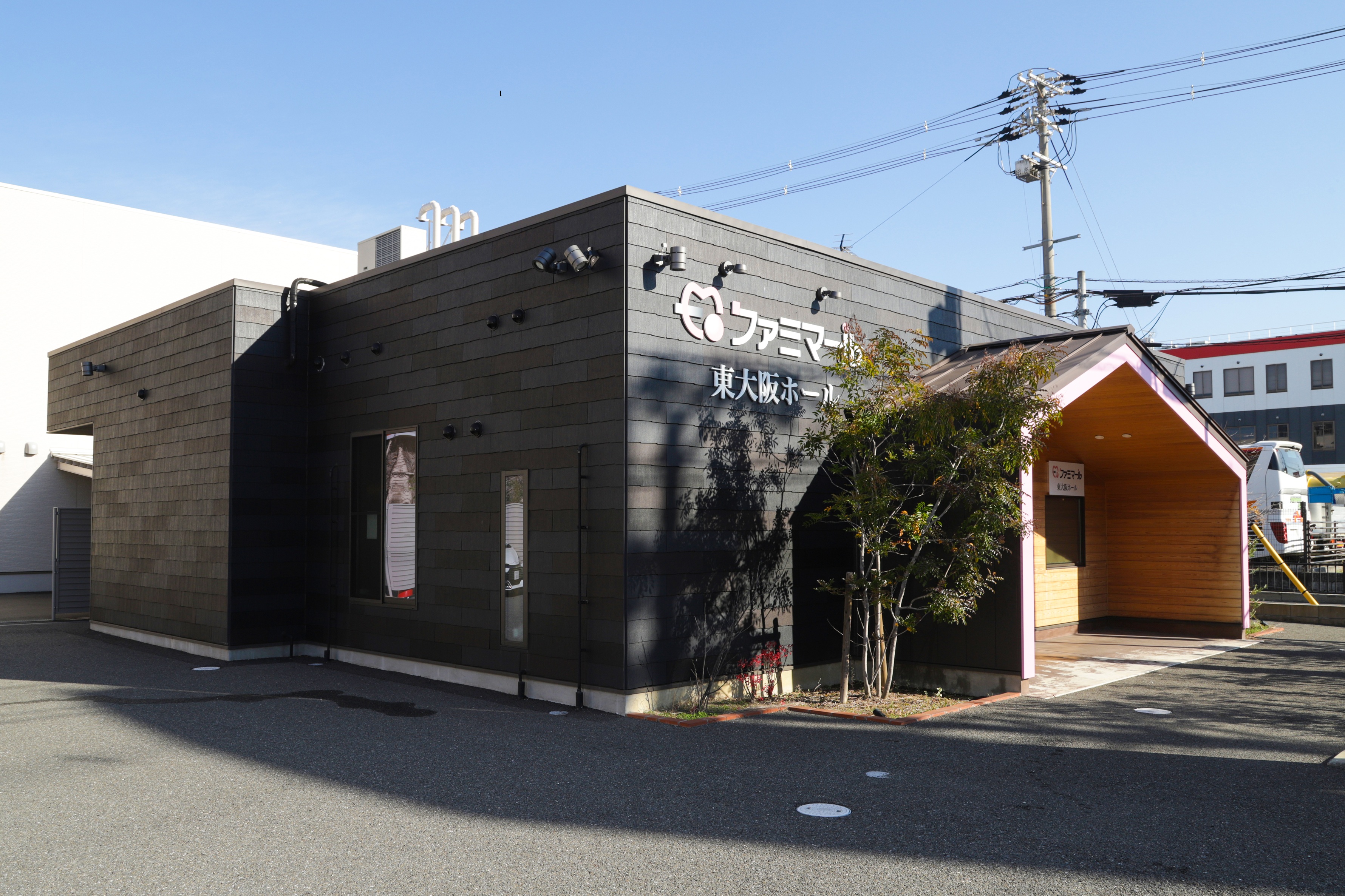 ファミマール　　東大阪ホール