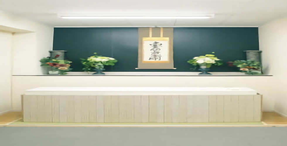 メモリアルホール脇の浜