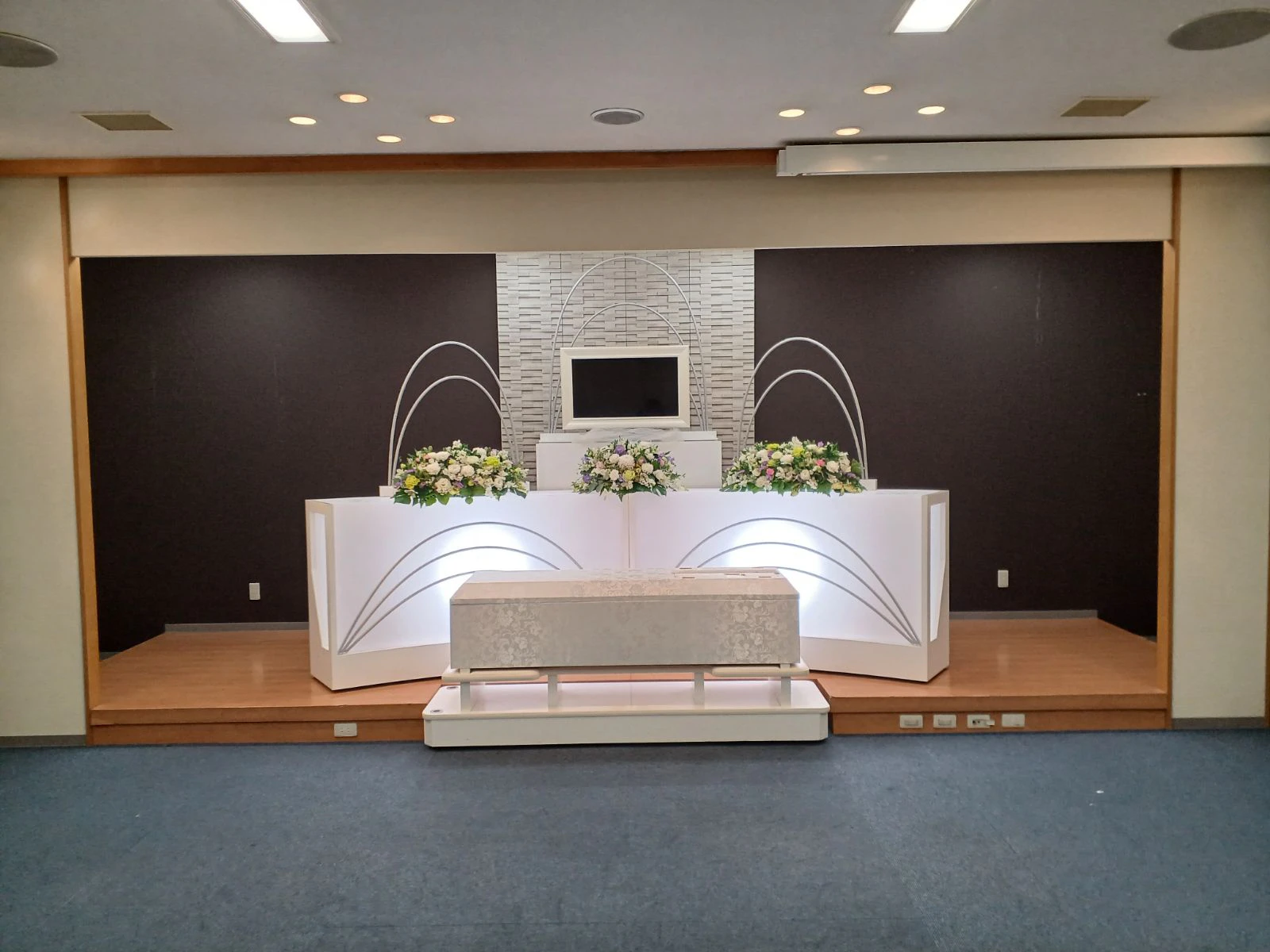 クリスタルホール